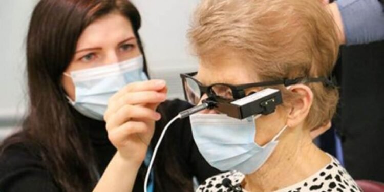 Una mujer de 88 años recuperó su visión tras recibir el primer implante de un chip biónico