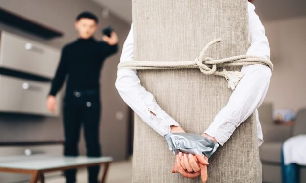 Una mujer fue víctima de un violento robo: la golpearon, la ataron y la encerraron en el baño