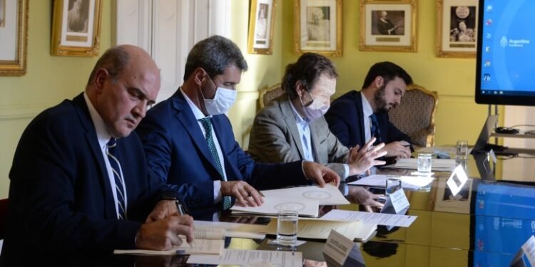 Se oficializó el contrato para destinar $58 millones a créditos para fortalecer la producción local