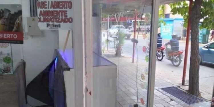 Capital Rompieron La Ventana De Un Drugstore Y Se Llevaron Dos