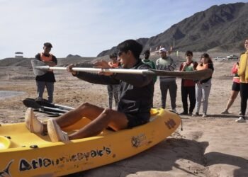 Campaña de vacunación: alumnos de la UNSJ hicieron kayak en Punta Negra
