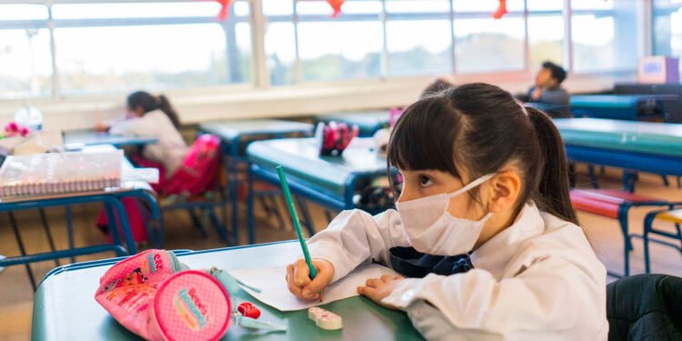 Aunque dejó de ser obligatorio el uso de barbijo, desde Educación recomiendan usarlo
