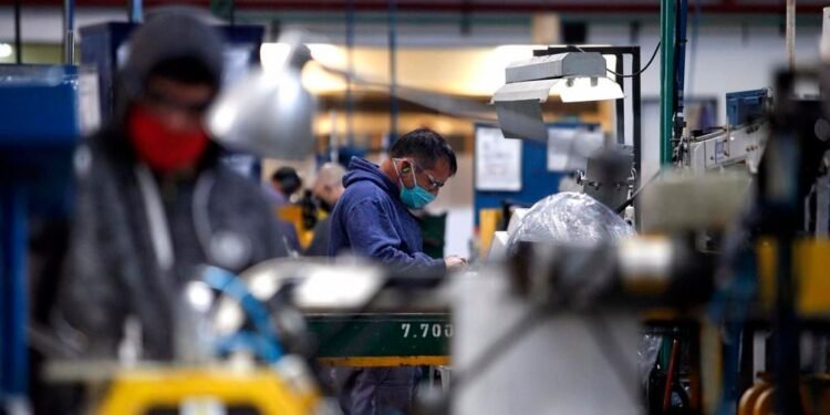 INDEC: la actividad industrial subió 8,7% en febrero y la construcción 8,5%