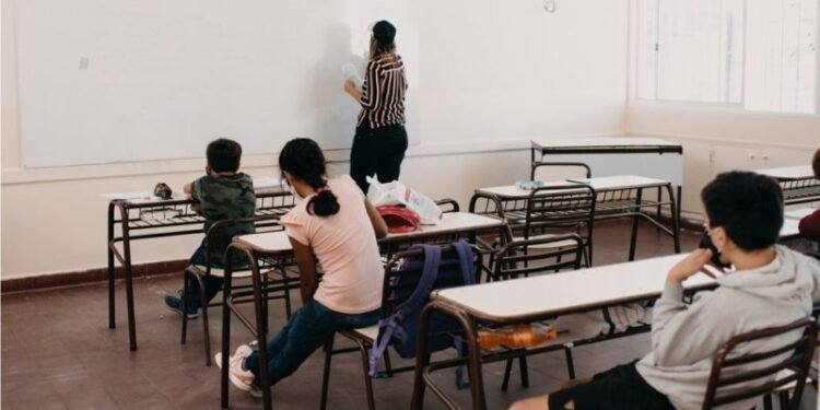 San Juan podría adherir a sumar una hora más de clase en la Primaria
