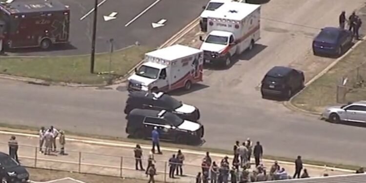 De locos: Hubo una masacre en una escuela en Texas, hay al menos, 15 muertos