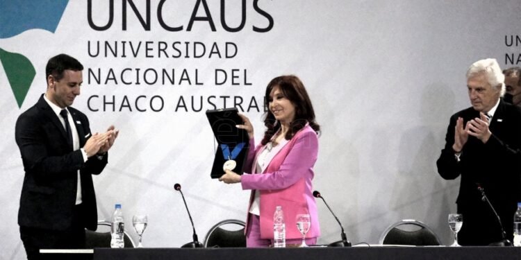 Cristina Kirchner recibe un reconocimiento en la Universidad de Chaco