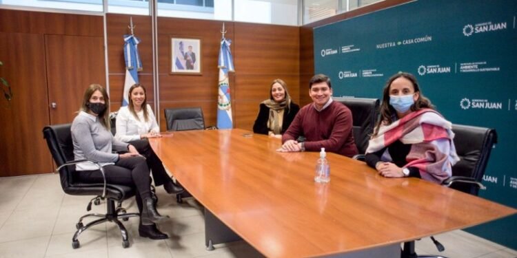 Ambiente firmó convenio para implementar el programa Misión Buen Ambiente en empresa distribuidora de agua