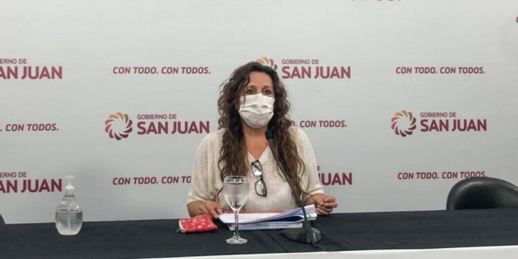 Recomendaciones: volver a usar barbijo en lugares cerrados, y saludar con puño para evitar el Covid