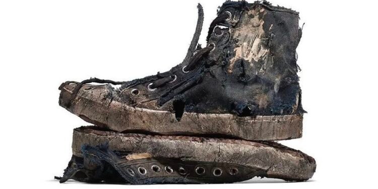 La marca Balenciaga sacó una línea de zapatillas rotas y los memes estallaron