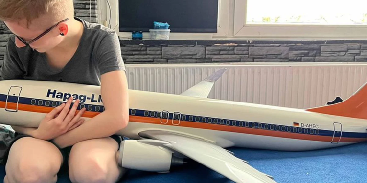 De locos: se enamoró de un avión y tiene relaciones con una réplica de juguete
