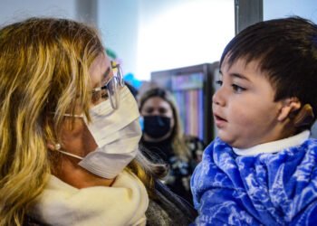 Colocaron un dispositivo auditivo gratuito a un niño para que pueda escuchar con normalidad