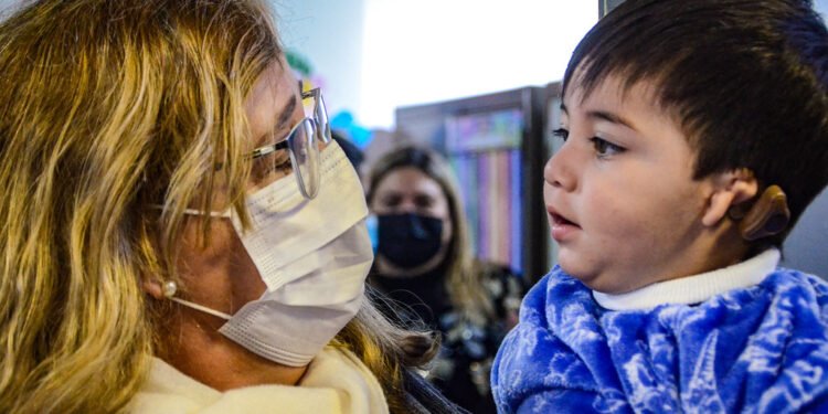 Colocaron un dispositivo auditivo gratuito a un niño para que pueda escuchar con normalidad