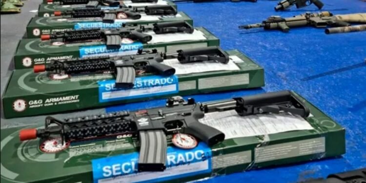 Detuvieron a diez personas por contrabandear réplicas de armas de guerra