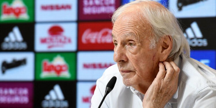 La «chicana» de Menotti a Mbappé: «Que venga a jugar a Chacarita»