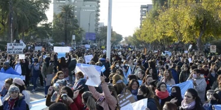 Docentes: tras 10 horas de reunión, el Gobierno ofreció un piso salarial de $64.000