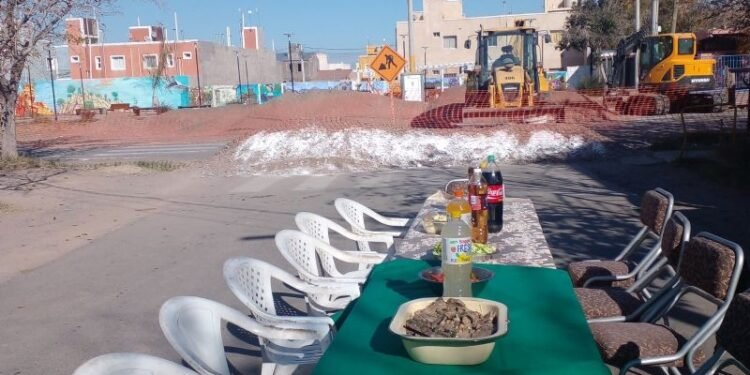 Viral: un vecino de Rivadavia aprovechó el corte de la Ignacio de la Roza y almorzó en la calle