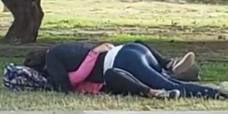 Se hizo viral un video «hot» de dos sanjuaninos en una conocida plaza de Capital