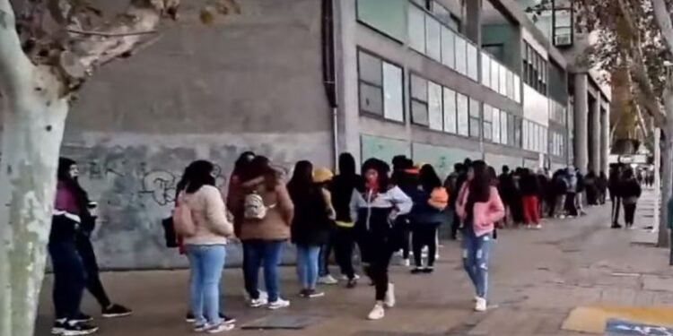 Por el cobro del Plan Progresar, el Correo Argentino se vió rebalsado de gente