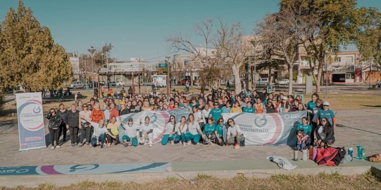 Ciento cincuenta personas de Comunidad en Movimiento realizaron zumba en la Plaza de La Joroba