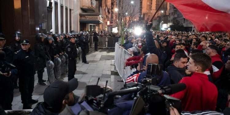 Tensión y balas de goma en Independiente por enfrentamientos entre hinchas y policías tras la asamblea