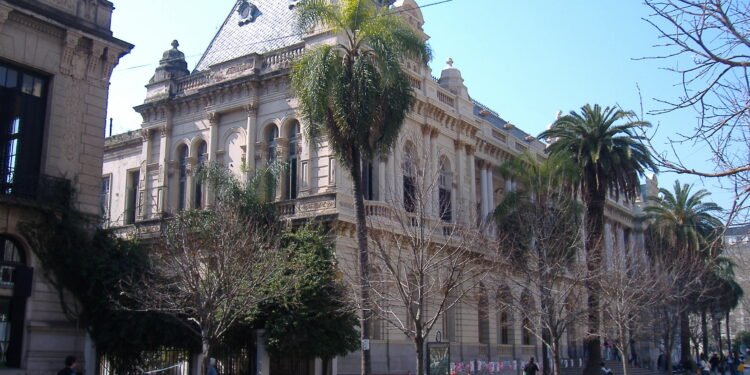 Denuncian un hecho de corrupción y acomodo en la Facultad de Derecho de Rosario