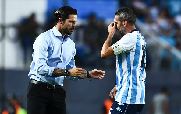 El fuerte cruce entre Lisandro López y Fernando Gago en Sarmiento-Racing