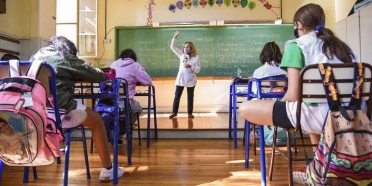 CABA quitará subsidios a familias con hijos que no lleguen al 85 % de asistencia a clases