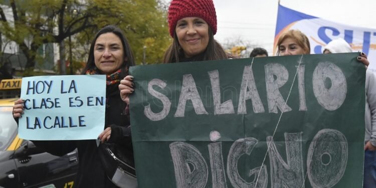 Docentes de Mendoza realizan un paro por 72 horas