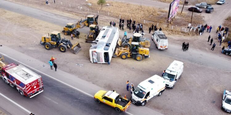 Murió una mujer en el vuelco de un micro que trasladaba hinchas de Boca