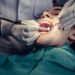 Francia: condenaron a prisión a un dentista por arreglar caries falsas