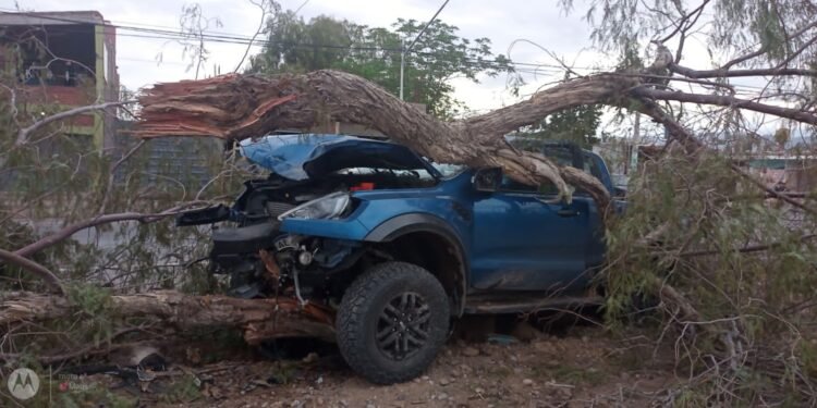 Es conocido, tiene varias condenas y ahora chocó una lujosa camioneta: le encontraron un arma y cocaína