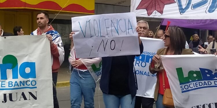Los movimientos sociales se hicieron presente en la Plaza 25 de Mayo para demostrar su apoyo a CFK