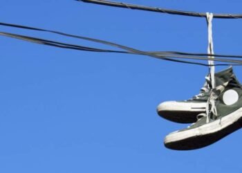 Qué significan las zapatillas colgadas en los cables de luz