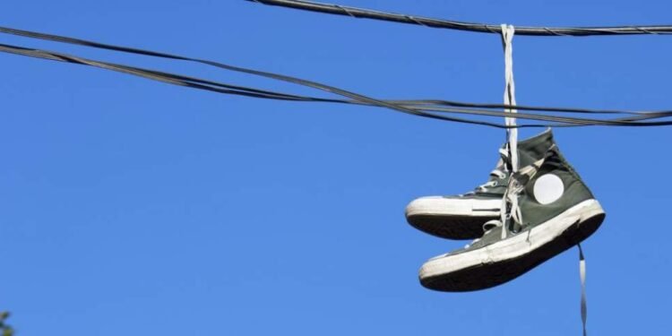 Qué significan las zapatillas colgadas en los cables de luz