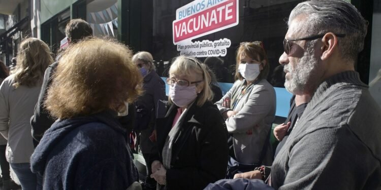 Suba de casos de covid: si bien «no es predominante», Vizzotti pidió aplicar refuerzos