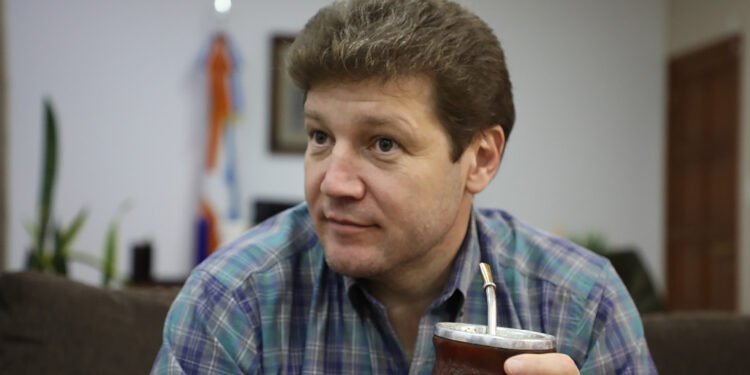 Denuncian que el gobernador de Tierra del Fuego pasó a más de 4 mil militantes a planta