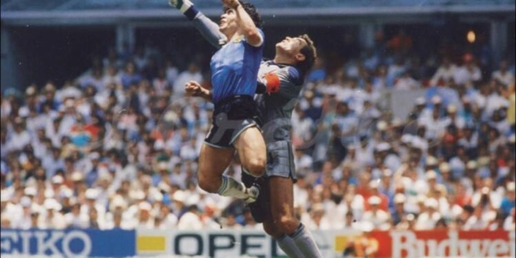 Se conocieron fotos inéditas del gol de Diego Maradona a Inglaterra en el Mundial de México 1986