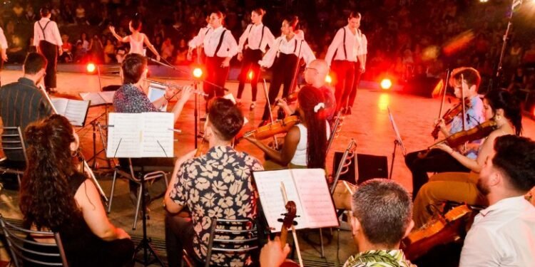 Más de 60 músicos se unen en un concierto navideño