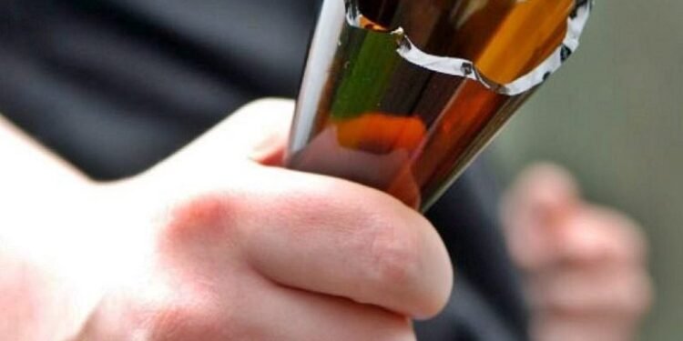 Irá a prisión por partirle una botella en la cabeza a su pareja mientras bebían en la vereda