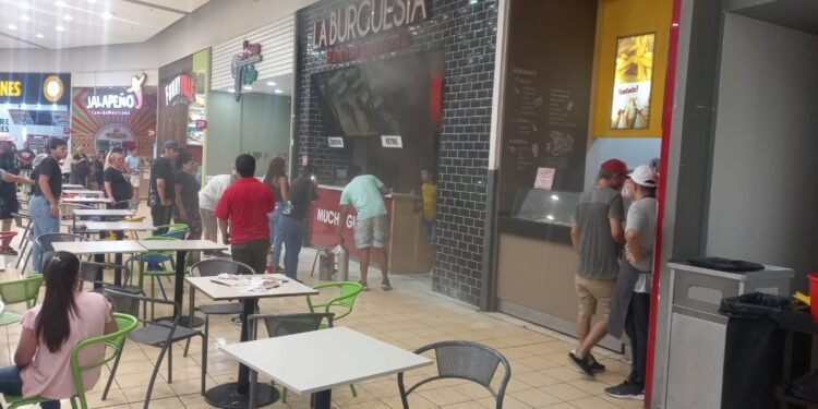 Evacuaron un sector del Paseo San Juan por un principio de incendio en un local de comidas