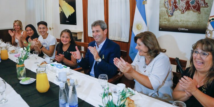 Sergio Uñac desayunó con familias e integrantes de FundaMe