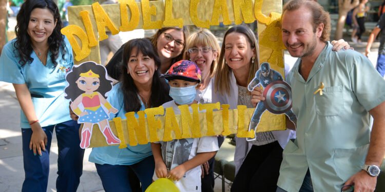 Concientizaron sobre el cáncer infantil en la peatonal de la Capital