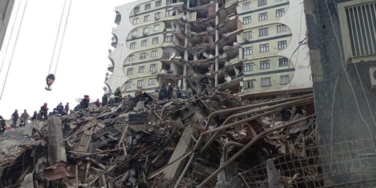 Un terremoto de magnitud 7,8° sacudió el sur de Turquía y el norte de Siria y hay más de 2300 muertos