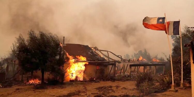 Chile: hay más de 300 focos de incendios forestales