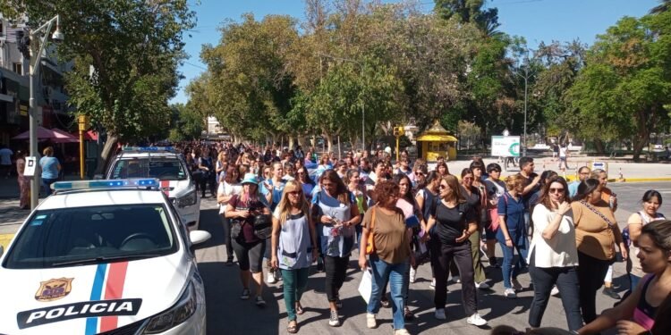 Docentes autoconvocados resolvieron continuar con el paro este viernes