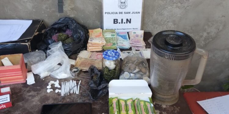 Una mujer de 50 años detenida en Santa Lucía por tener marihuana y cocaína