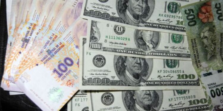 Dólar en San Juan: hubo casi una cuadra de fila de personas para comprar dólares