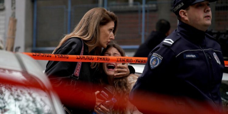 Un alumno mató a nueve personas en una escuela de Serbia