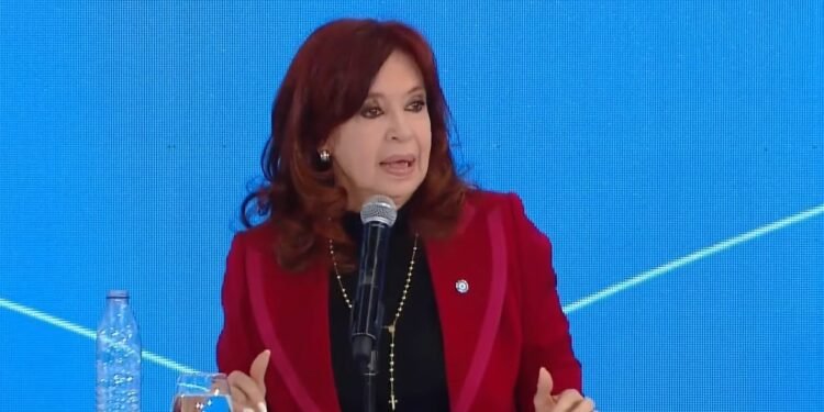 CFK: «El Fondo se tiene que hacer cargo del desmanejo que tuvo la anterior directora”