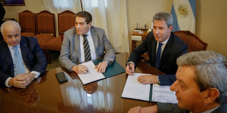 El Gobierno de la Provincia y el Poder Judicial firmaron un convenio para la cesión del Edificio 9 de Julio